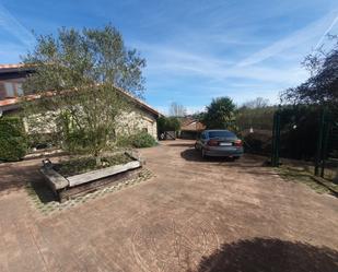 Vista exterior de Casa o xalet en venda en Oviedo  amb Calefacció, Jardí privat i Parquet