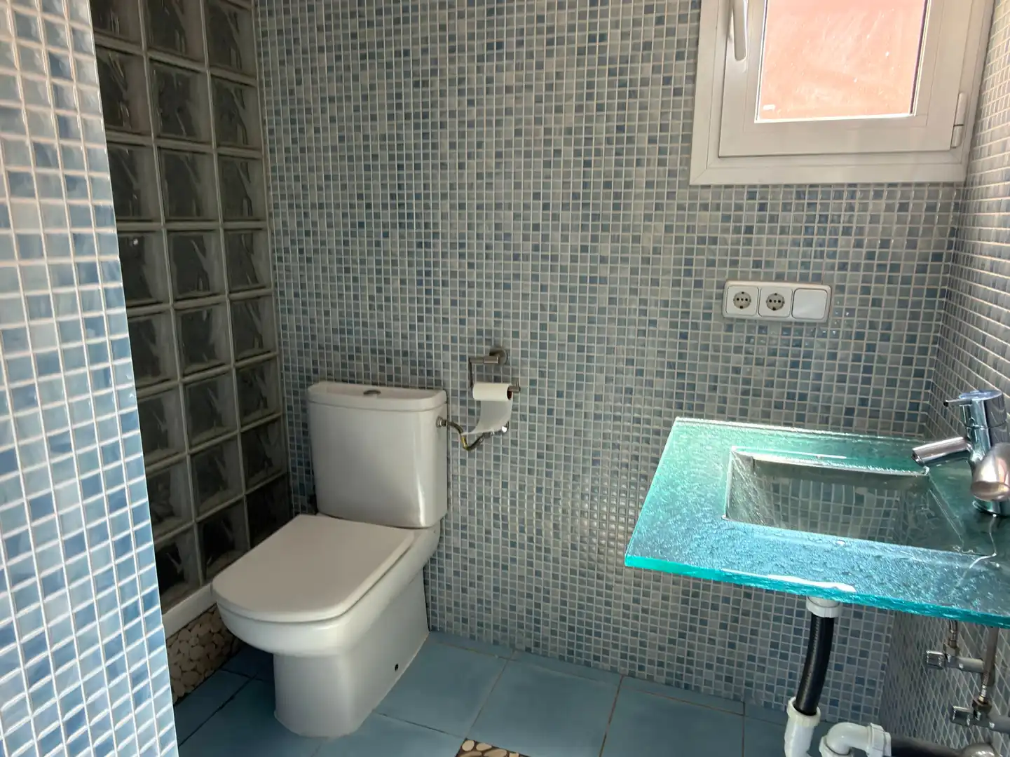 Bathroom of Flat for rent in Madrid  with Air Conditioner, Heating and Parquet flooring