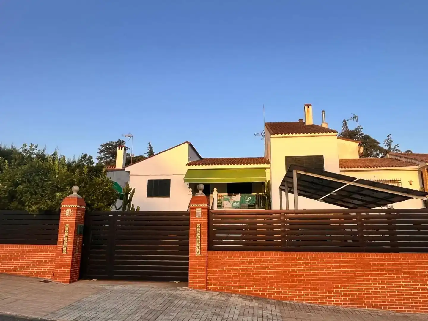 Außenansicht von Wohnung zum Verkauf in Zalamea la Real mit Klimaanlage, Privatgarten und Schwimmbad