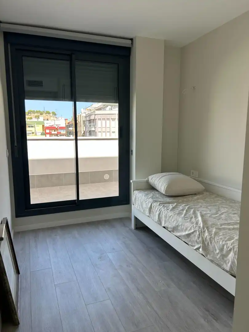 Habitación de Apartamento de alquiler en Dénia con Aire acondicionado, Jardín privado y Terraza