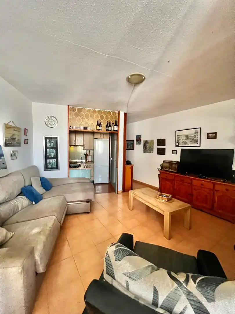 Sala d'estar de Pis en venda en Almería amb Piscina comunitària