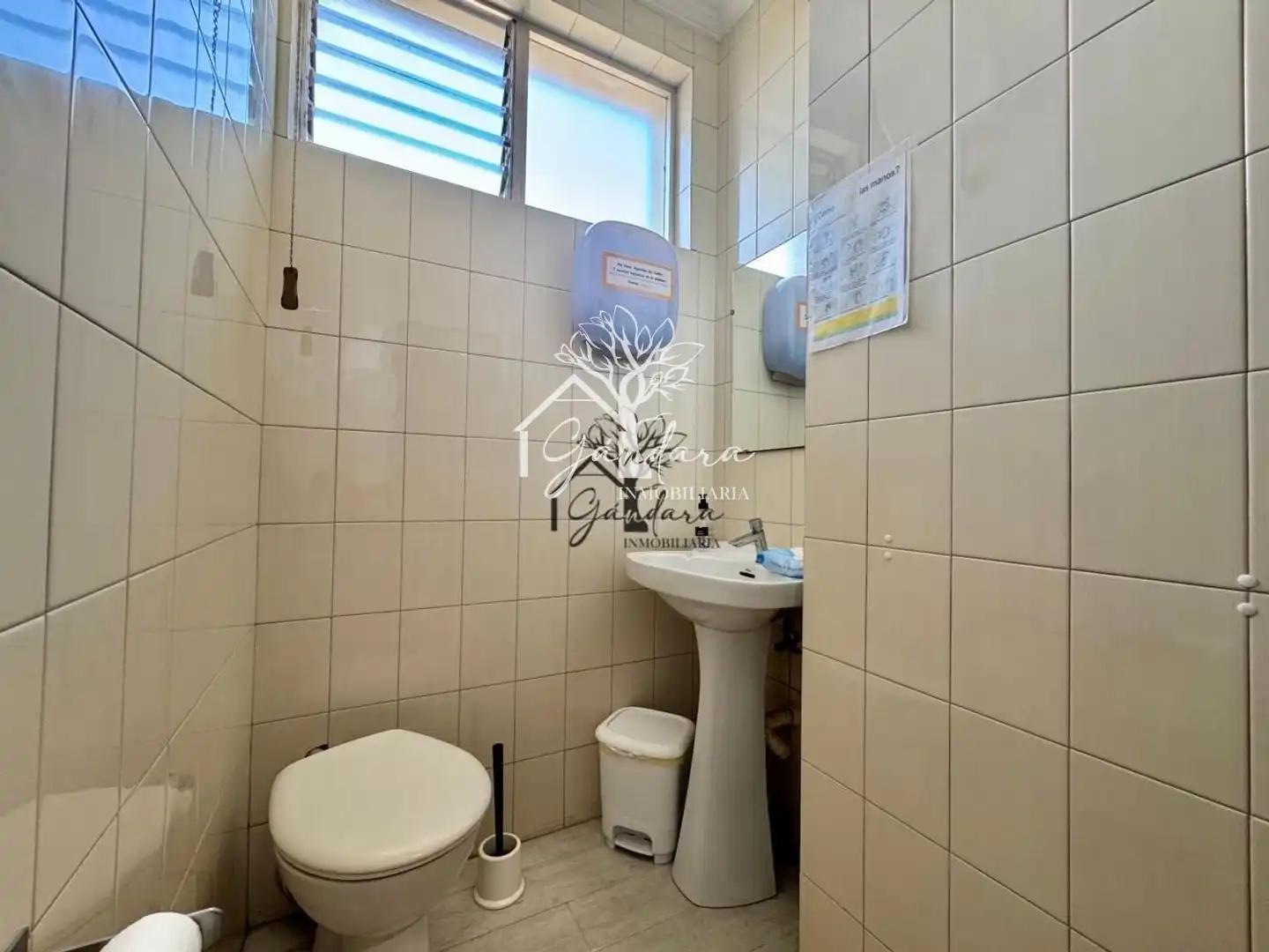 Bany de Edifici en venda en Neda