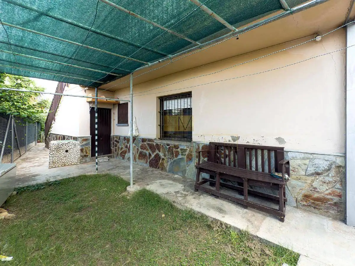 Vista exterior de Casa o xalet en venda en Vilanova i la Geltrú amb Calefacció, Jardí privat i Terrassa