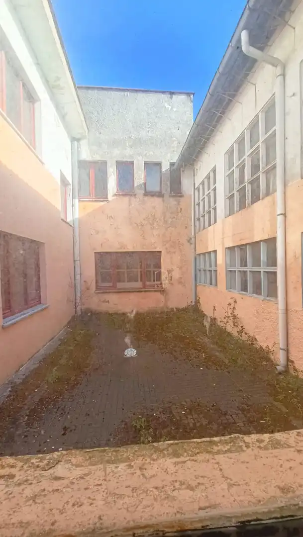 Außenansicht von Fabrikhallen zum Verkauf in Tineo