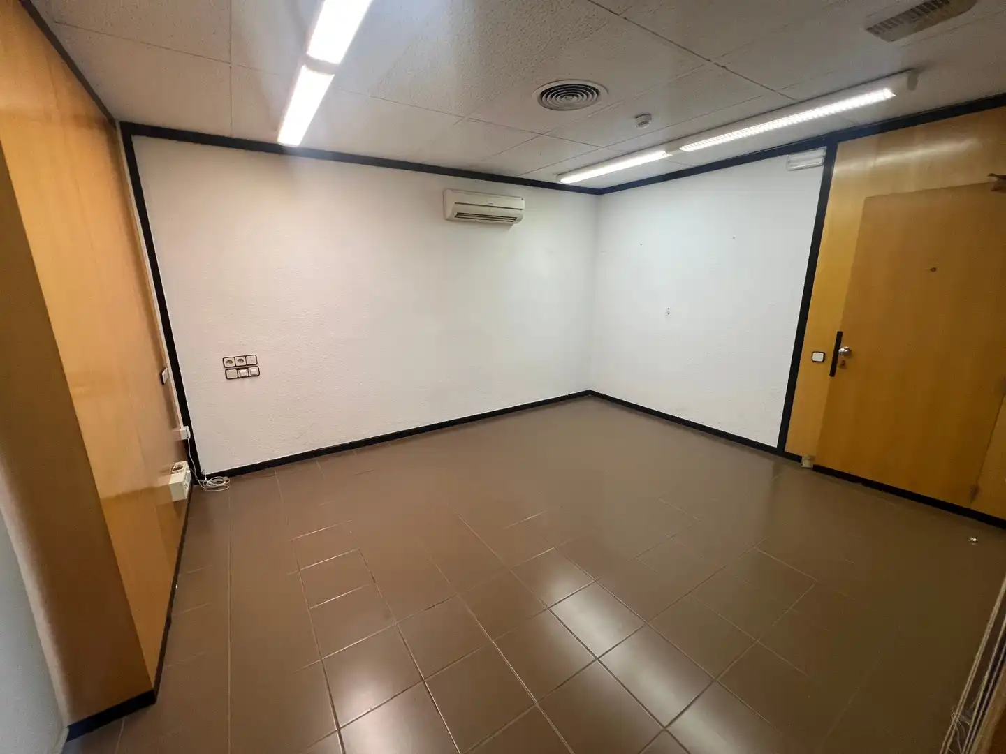 Commercial properties for rent in Cervera  with Air Conditioner, Heating and Furnished