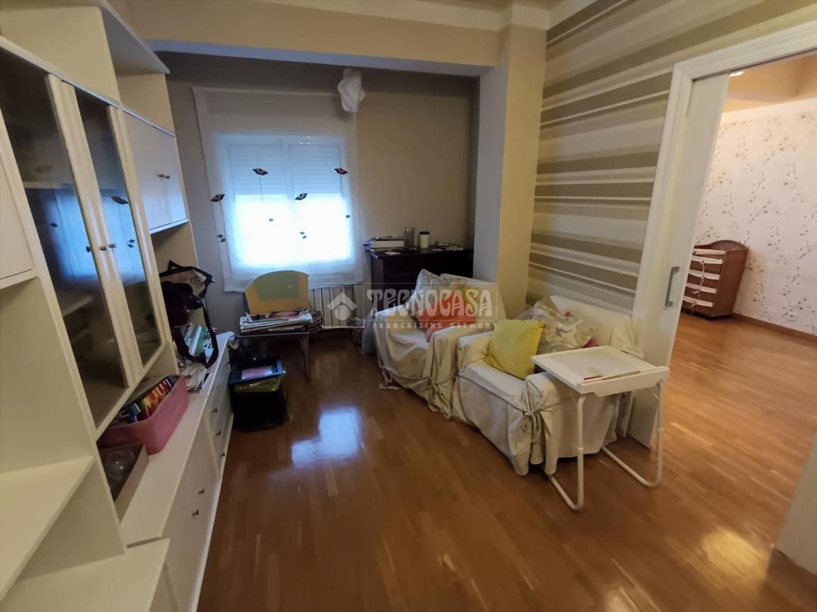 Living room of Flat for sale in Valladolid Capital  with Heating, Parquet flooring and Furnished