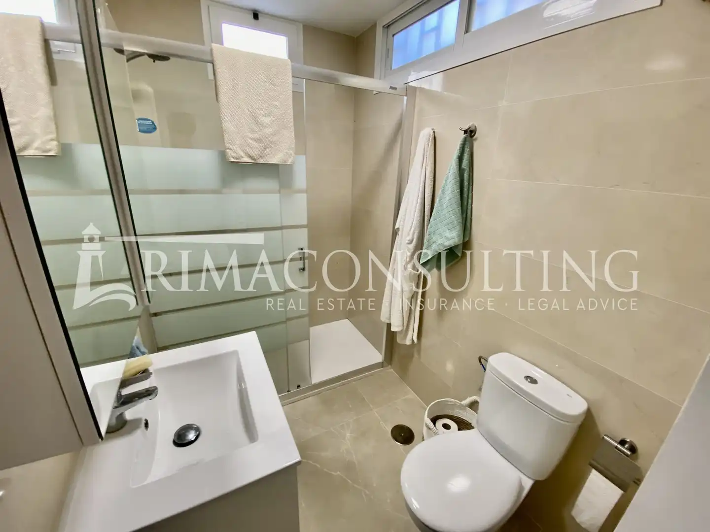 Badezimmer von Erdgeschoss zum Verkauf in Marbella mit Klimaanlage, Privatgarten und Terrasse