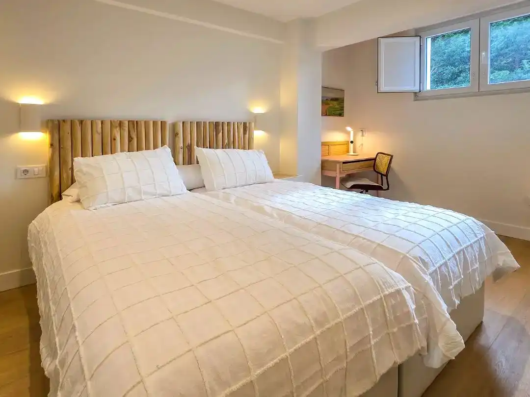 Dormitori de Apartament de lloguer en Suances amb Moblat i Balcó