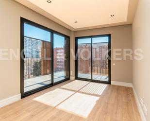 Terrassa de Apartament de lloguer en  Barcelona Capital amb Aire condicionat, Piscina i Balcó