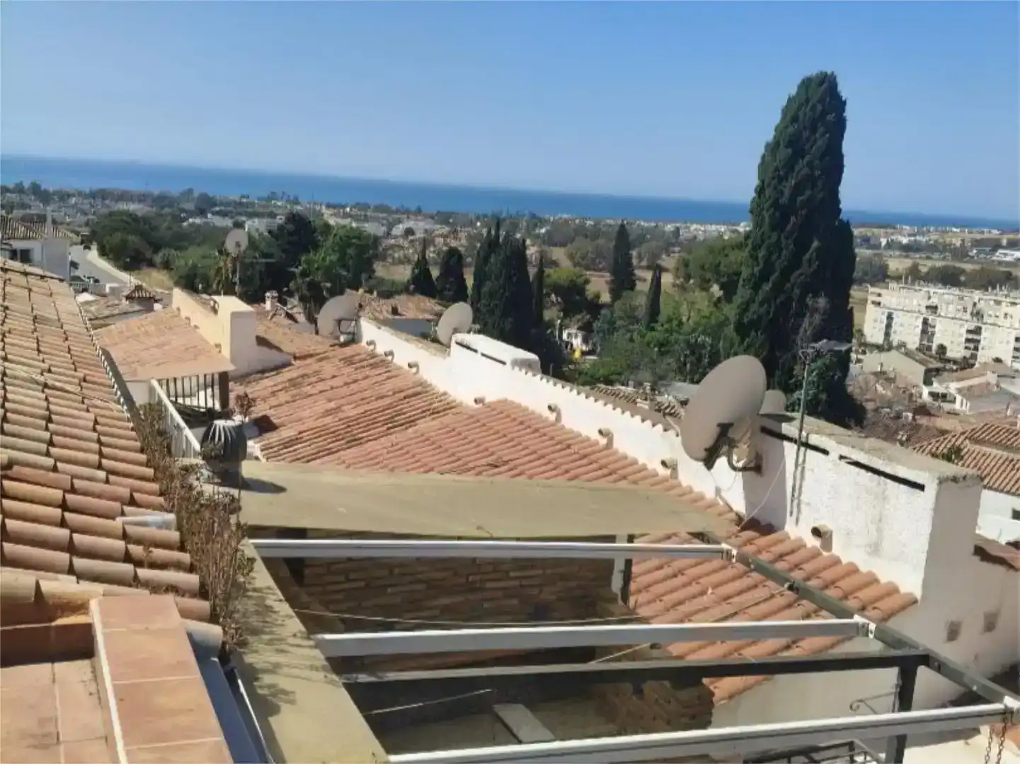 Vista exterior de Casa o xalet en venda en Marbella amb Aire condicionat