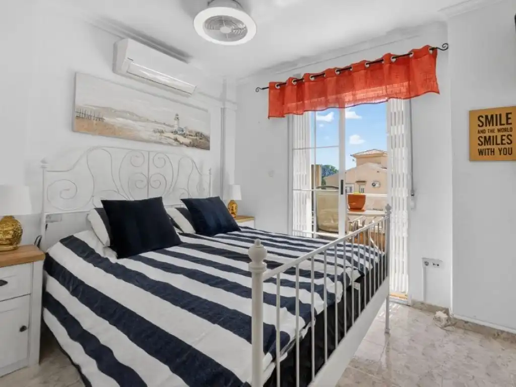 Schlafzimmer von Einfamilien-Reihenhaus zum Verkauf in Torrevieja mit Klimaanlage, Privatgarten und Schwimmbad