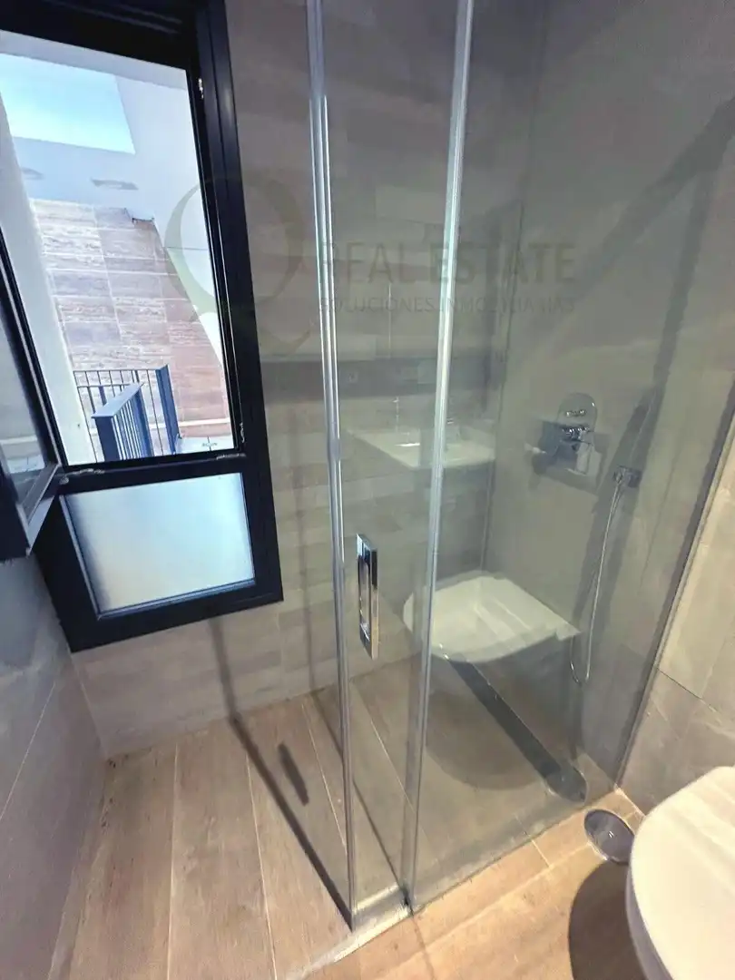 Badezimmer von Wohnung zum Verkauf in Finestrat mit Klimaanlage, Heizung und Privatgarten