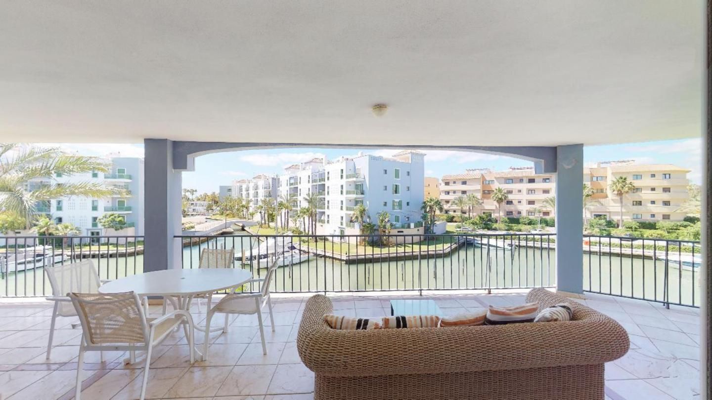 Terrasse von Wohnungen zum verkauf in Sotogrande mit Klimaanlage, Terrasse und Möbliert