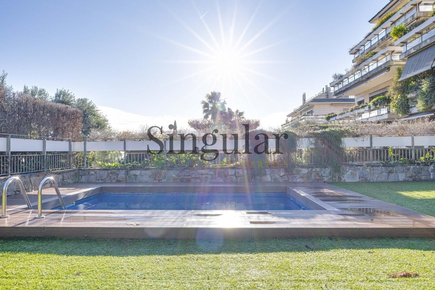 Swimming pool of Duplex for sale in  Barcelona Capital  with Air Conditioner, Heating and Private garden