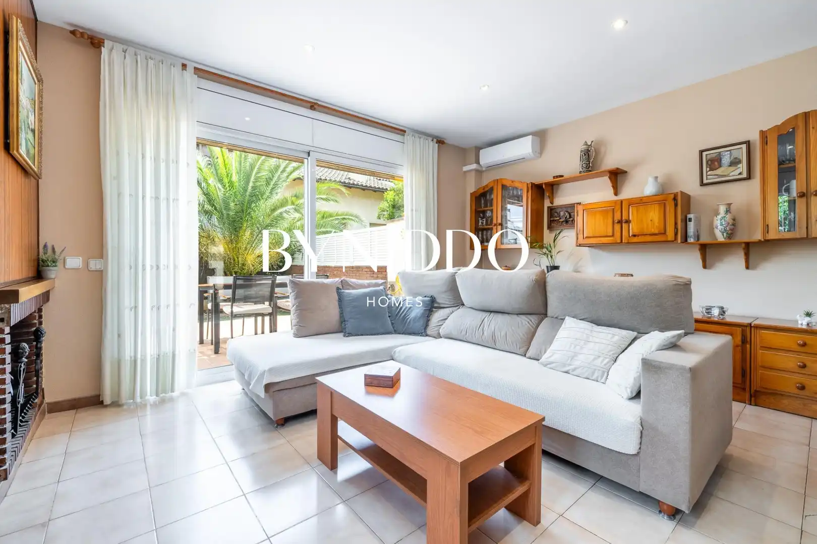 Sala de estar de Casa adosada en venta en Sant Cugat del Vallès con Aire acondicionado, Calefacción y Jardín privado