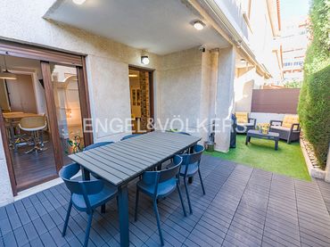 Casa aparellada amb piscina en venda a Calle Arpón 11