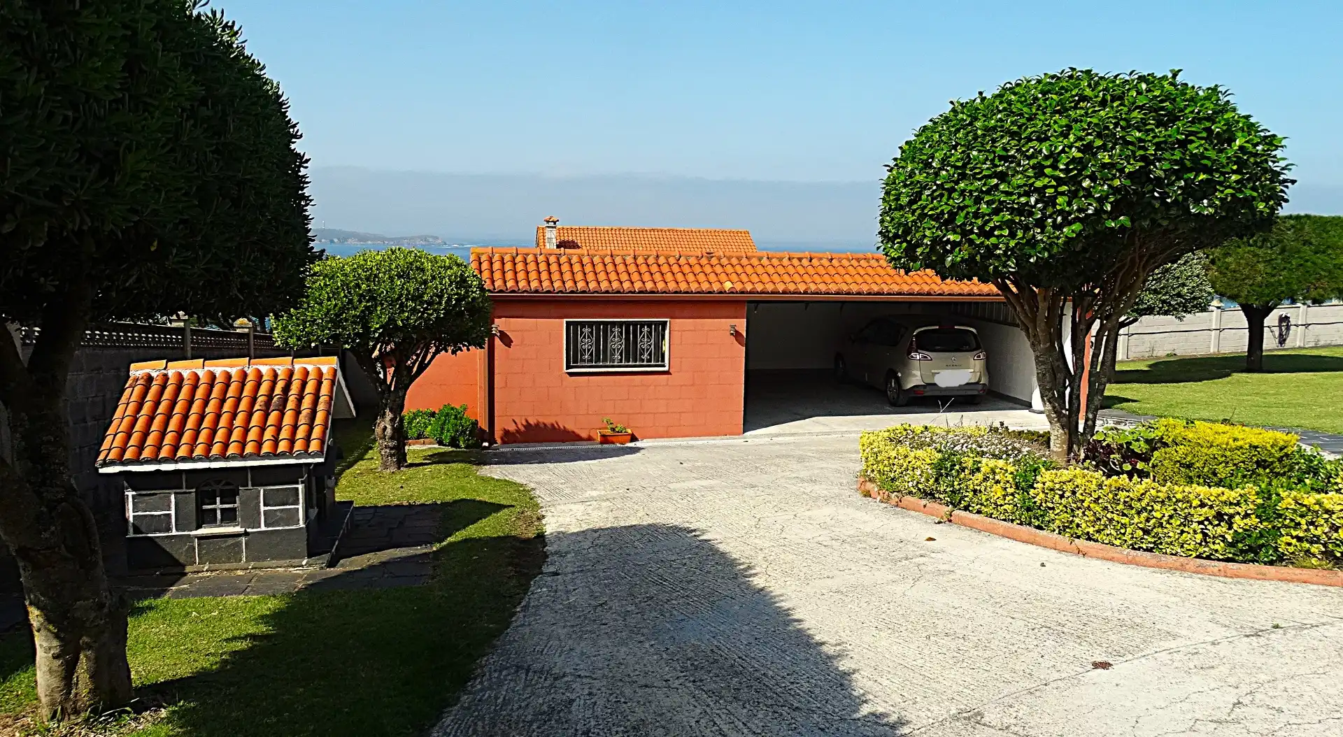Vista exterior de Casa o xalet en venda en Valdoviño amb Calefacció, Jardí privat i Parquet