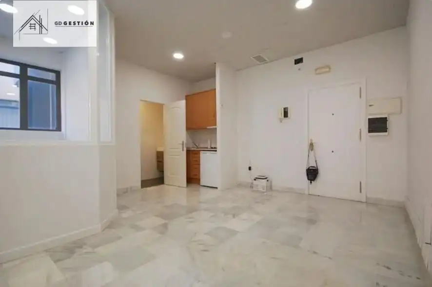 Schlafzimmer von Büro zum Verkauf in Marbella mit Klimaanlage, Heizung und Möbliert
