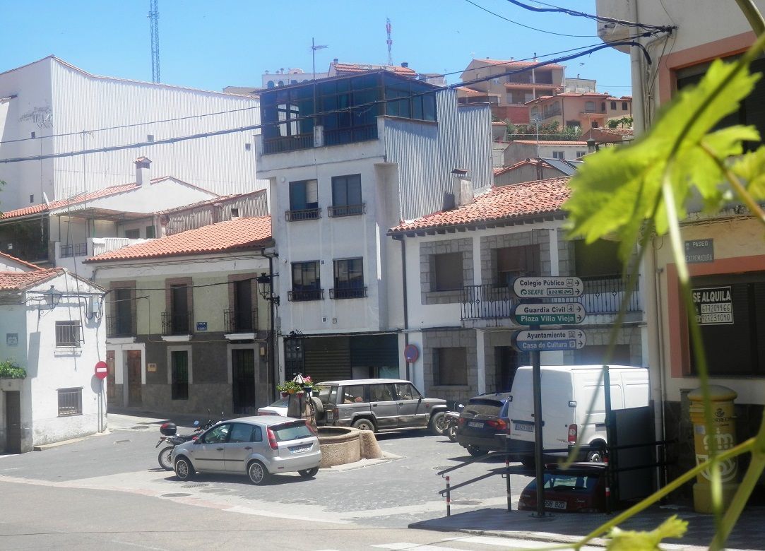 Vista exterior de Casa o xalet en venda en Cañamero amb Terrassa, Traster i Moblat