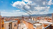 Vista exterior de Àtic en venda en Santa Coloma de Gramenet amb Aire condicionat, Calefacció i Terrassa