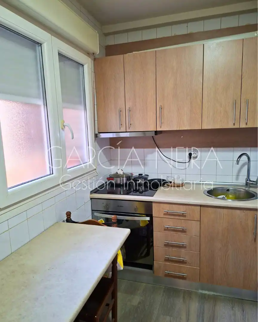 Cuina de Pis en venda en Oviedo  amb Calefacció, Parquet i Moblat