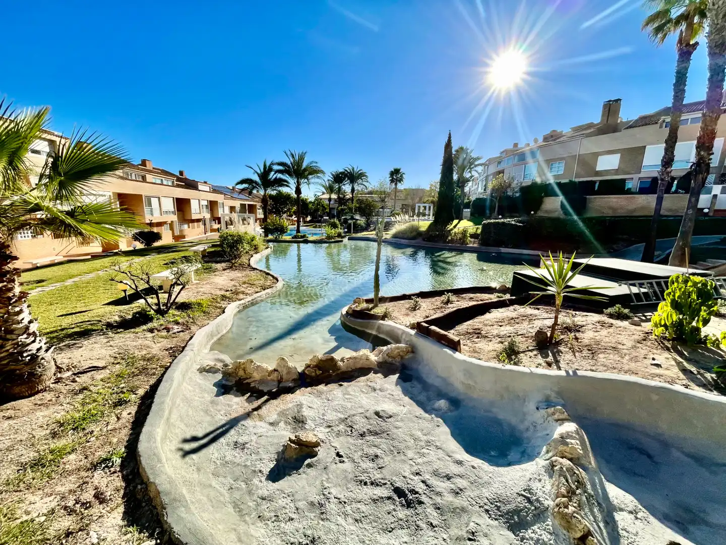 Schwimmbecken von Einfamilien-Reihenhaus zum Verkauf in Alicante / Alacant mit Klimaanlage, Privatgarten und Terrasse