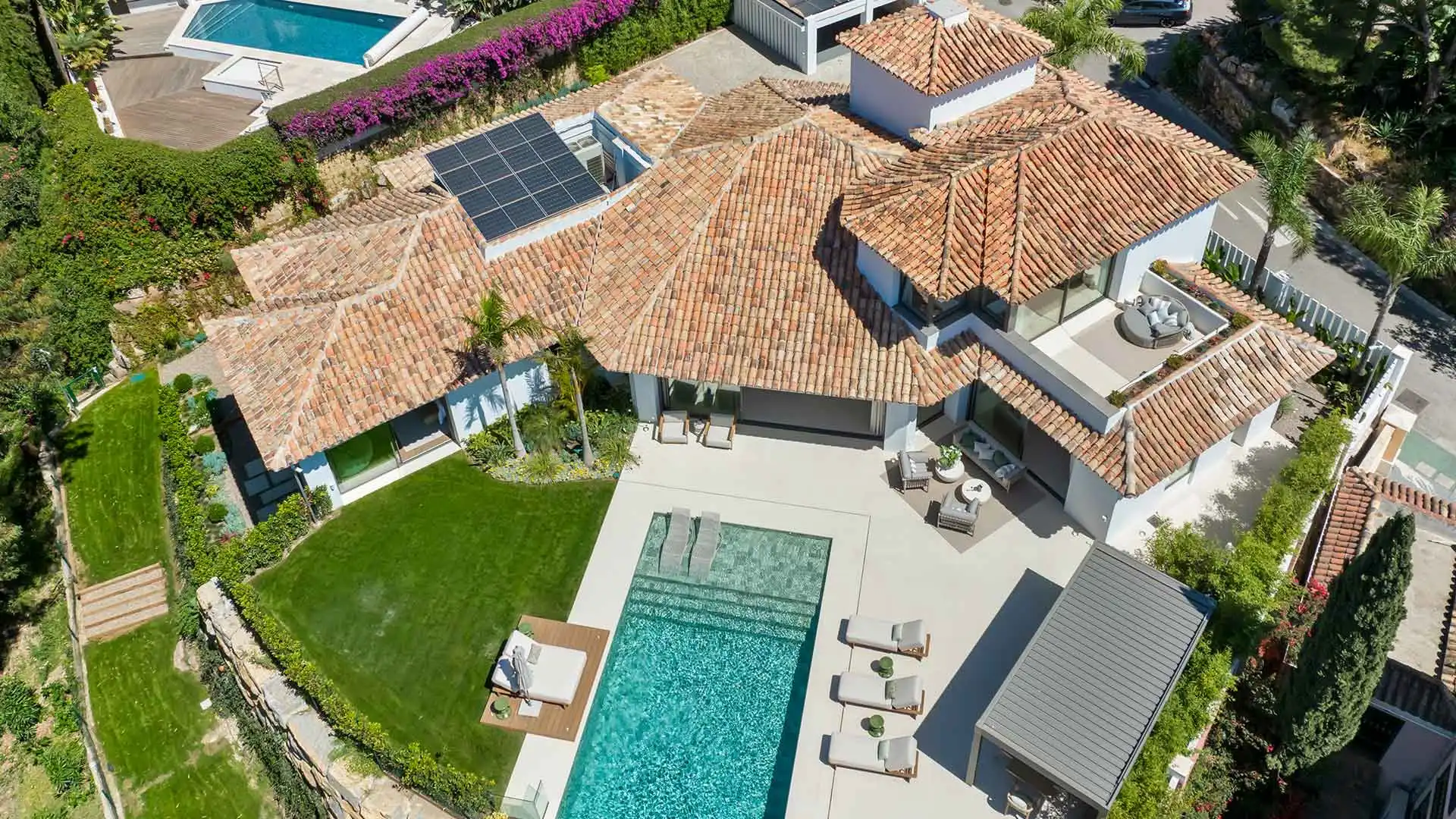 Vista exterior de Casa o xalet en venda en Benahavís amb Aire condicionat, Jardí privat i Terrassa