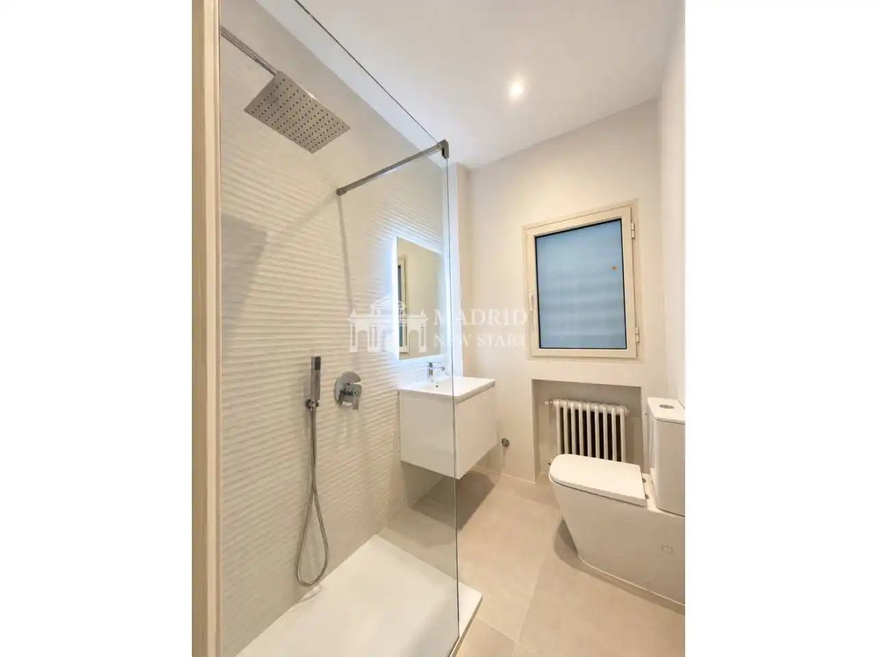 Bathroom of Flat for rent in Madrid  with Air Conditioner, Heating and Parquet flooring