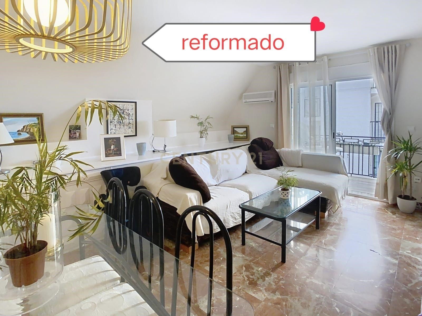 Sala de estar de Piso en venta en Torremolinos con Terraza y Piscina