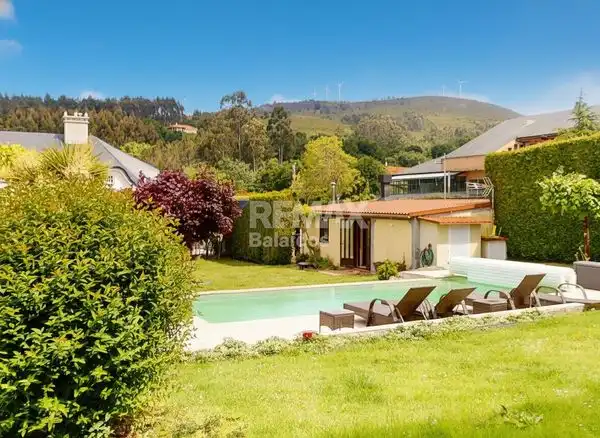 Vista exterior de Casa o xalet en venda en A Cañiza   amb Calefacció, Jardí privat i Parquet
