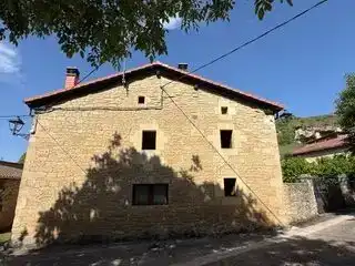 Vista exterior de Casa adosada en venda en Valle de Sedano amb Jardí privat, Traster i Moblat