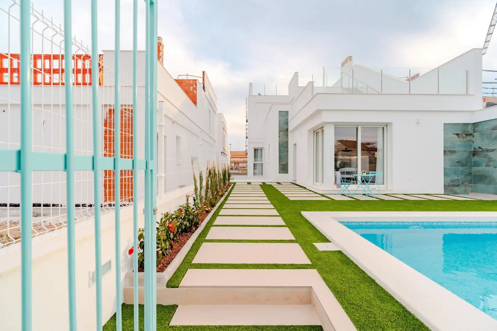 Piscina de Casa adosada en venda en Los Alcázares amb Aire condicionat, Jardí privat i Terrassa