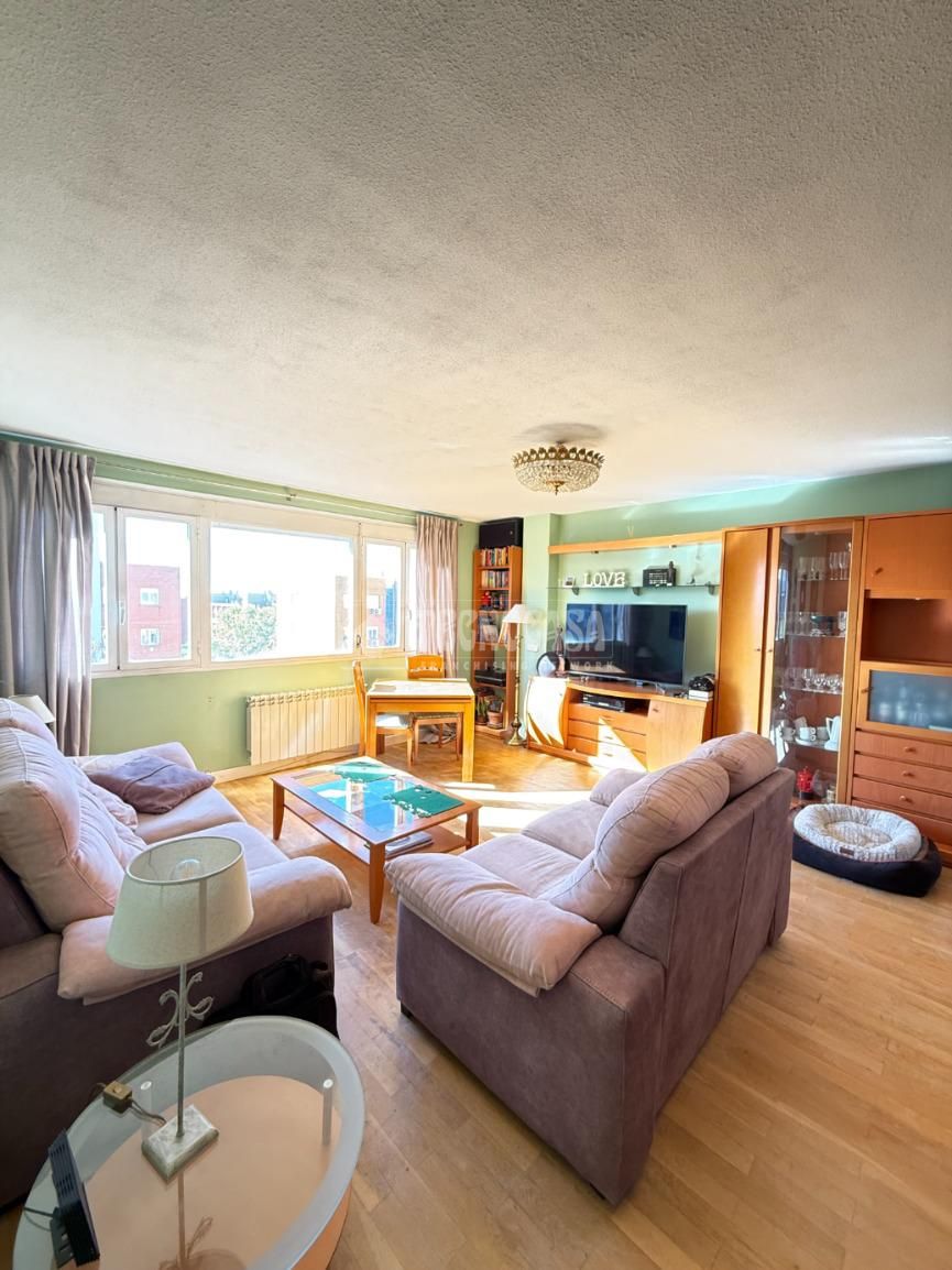 Sala d'estar de Pis en venda en  Madrid Capital amb Calefacció