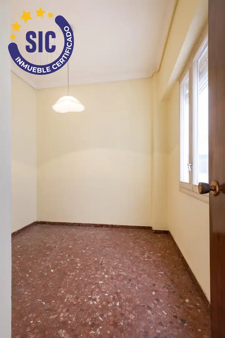 Bedroom of Flat for sale in Valencia