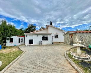 Vista exterior de Casa o xalet en venda en Villar del Olmo amb Piscina