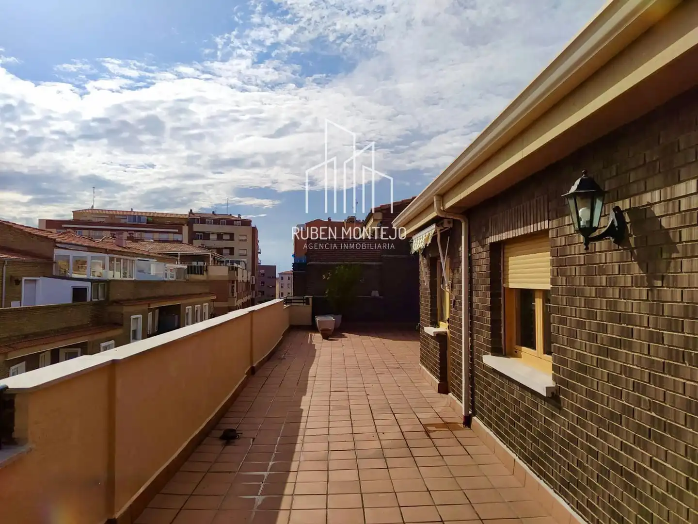 Vista exterior de Àtic de lloguer en Salamanca amb Calefacció, Parquet i Terrassa