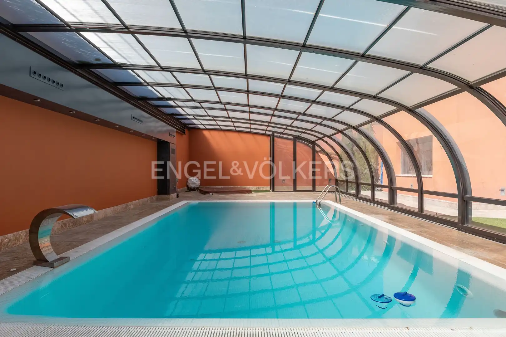 Piscina de Finca rústica en venda en Dos Hermanas amb Aire condicionat, Calefacció i Jardí privat