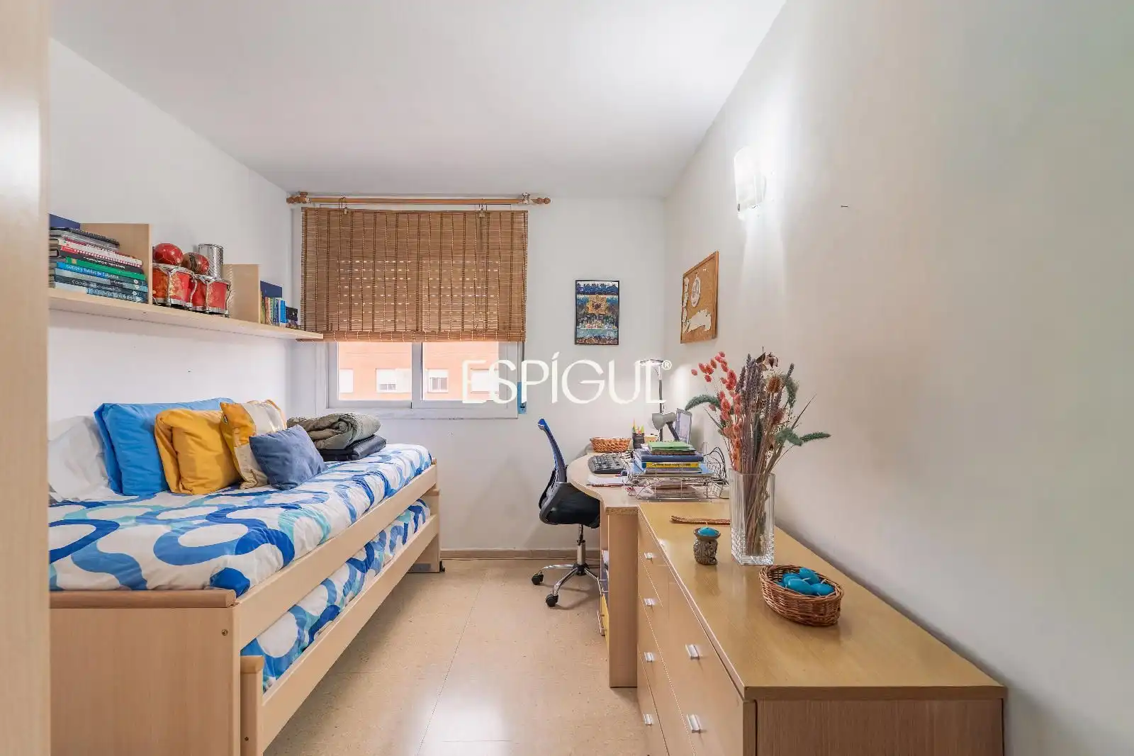 Schlafzimmer von Wohnung zum Verkauf in Salt mit Heizung, Möbliert und Ofen