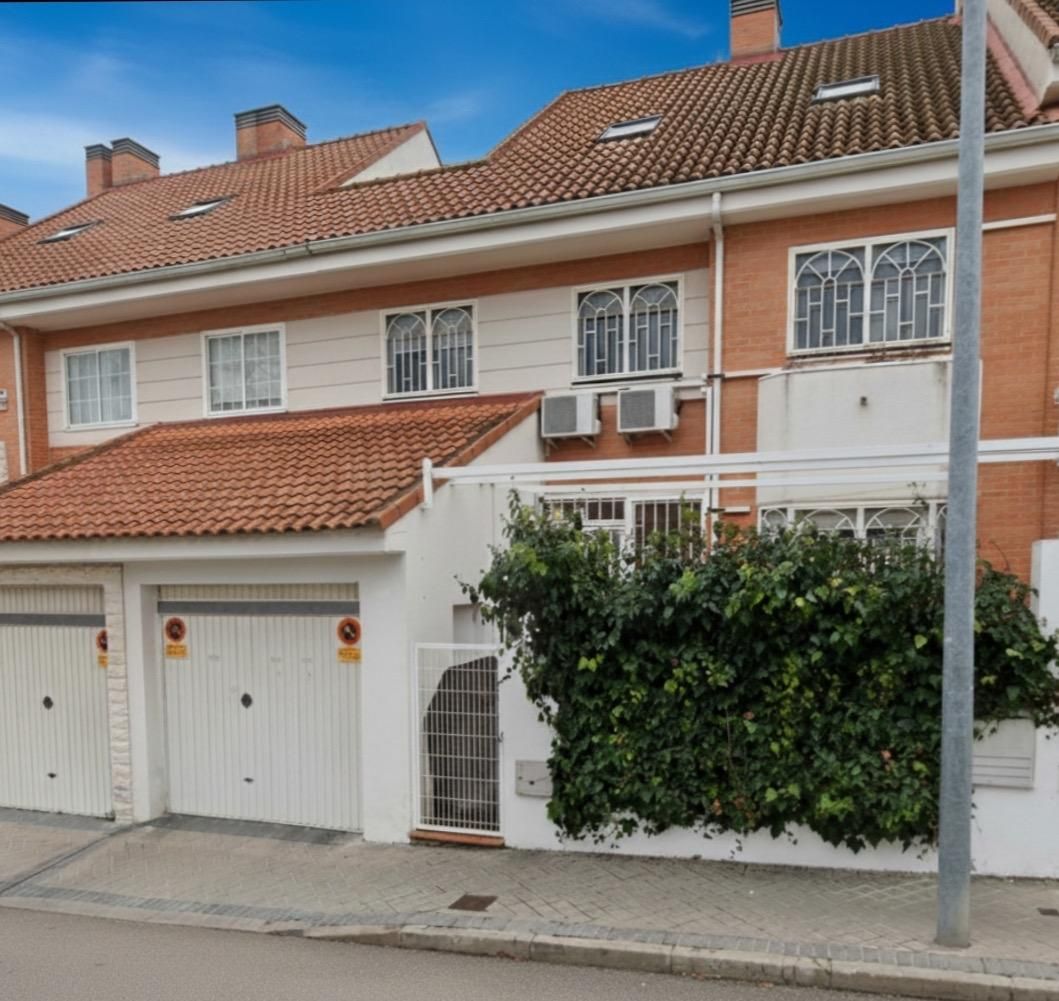 Vista exterior de Casa adosada en venda en Valdemoro amb Calefacció, Parquet i Piscina comunitària