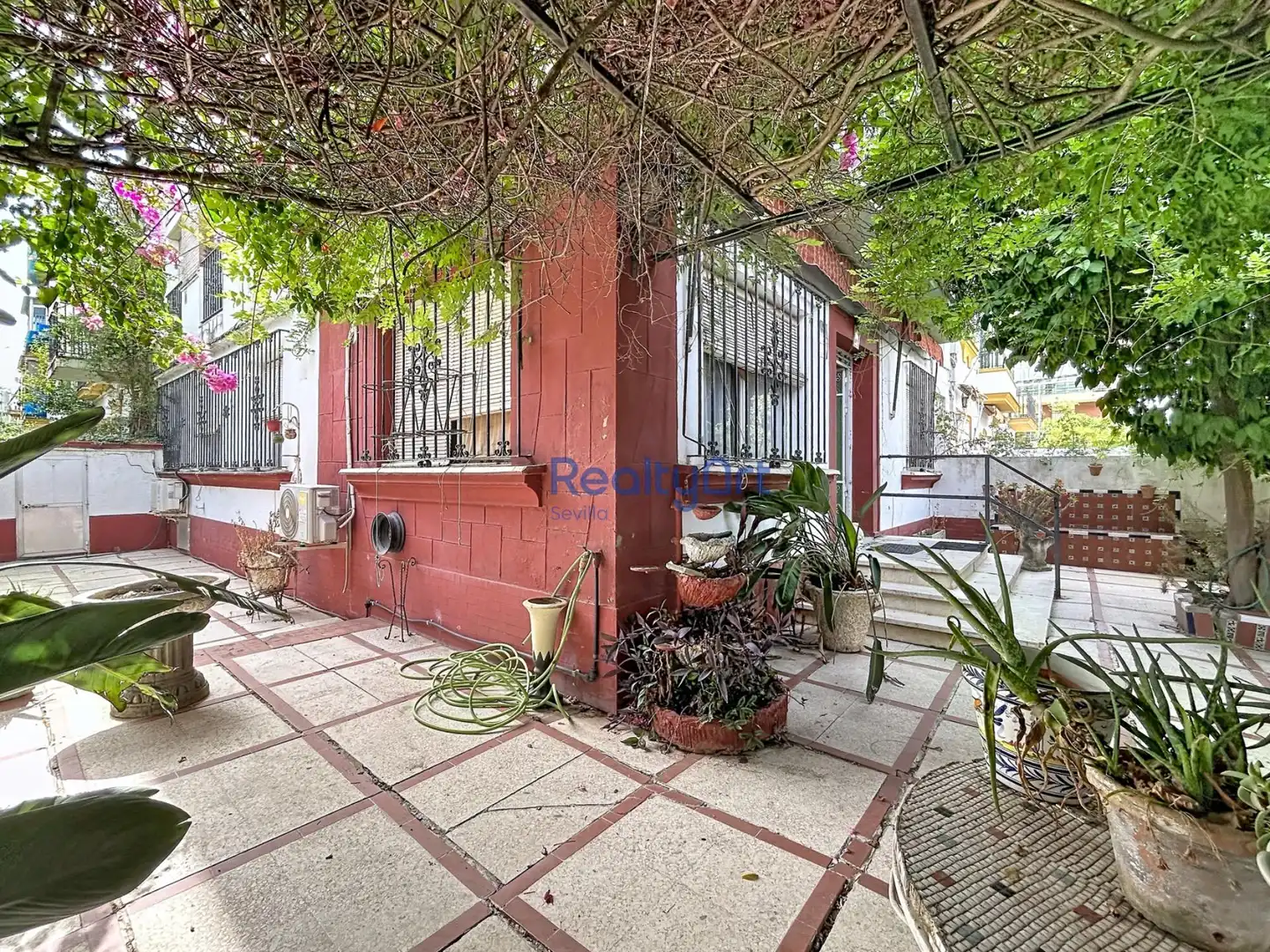 Vista exterior de Planta baixa en venda en Sevilla amb Aire condicionat i Jardí privat