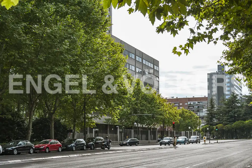 Außenansicht von Wohnung zum Verkauf in Madrid mit Klimaanlage, Heizung und Privatgarten
