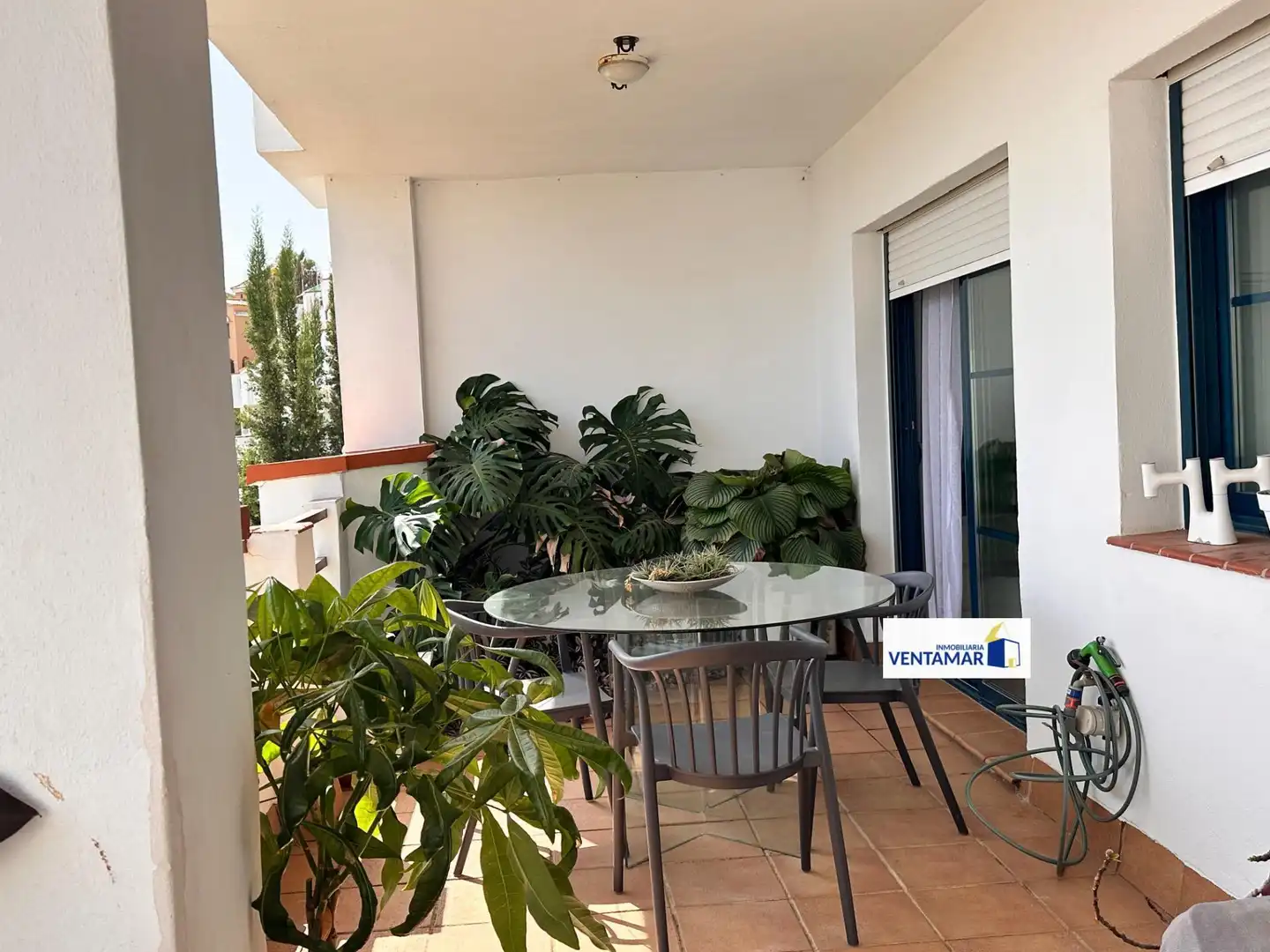 Terrasse von Erdgeschoss zum Verkauf in La Alcaidesa mit Klimaanlage, Heizung und Privatgarten