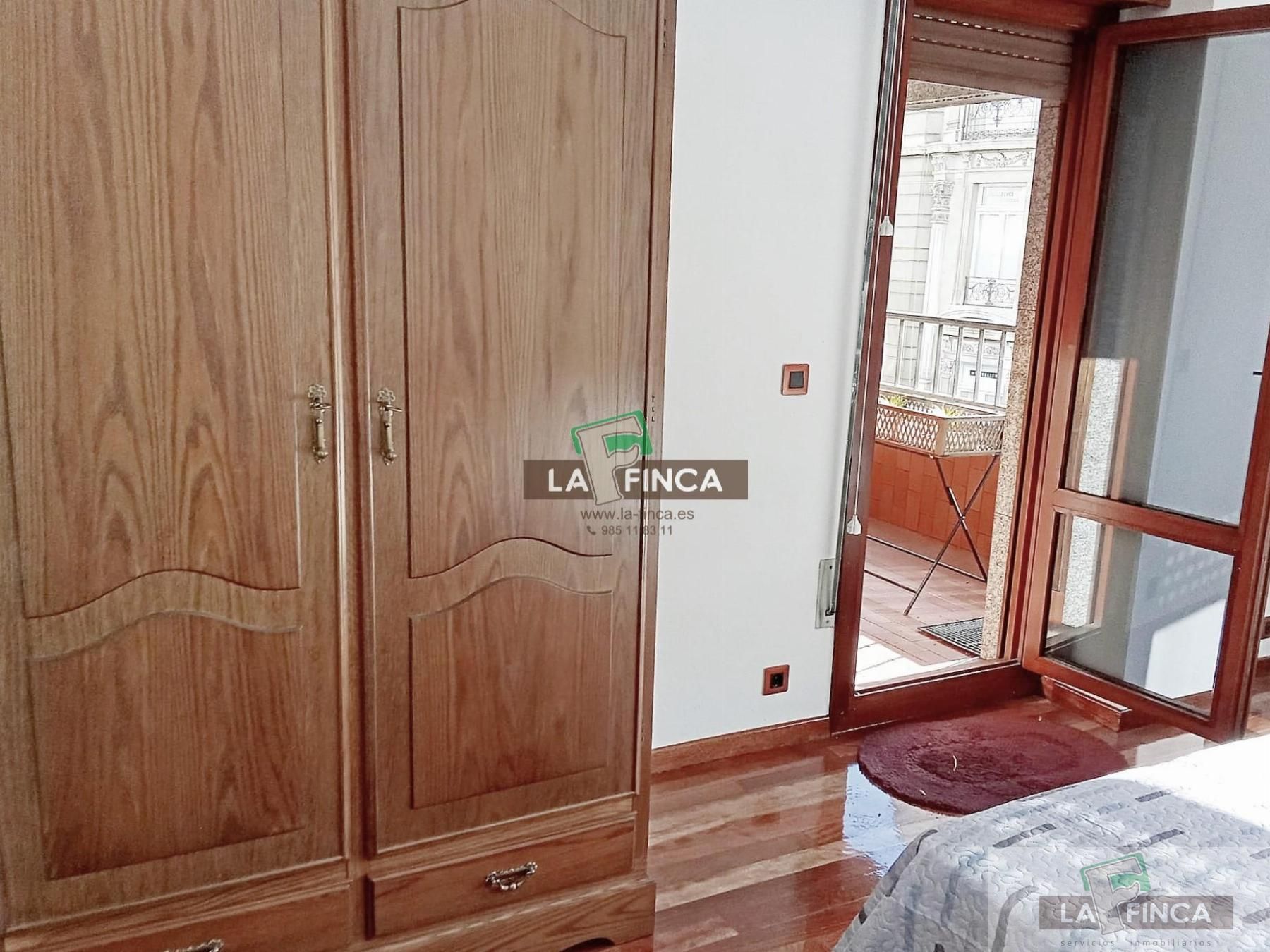 Dormitori de Apartament de lloguer en Oviedo  amb Calefacció, Parquet i Terrassa