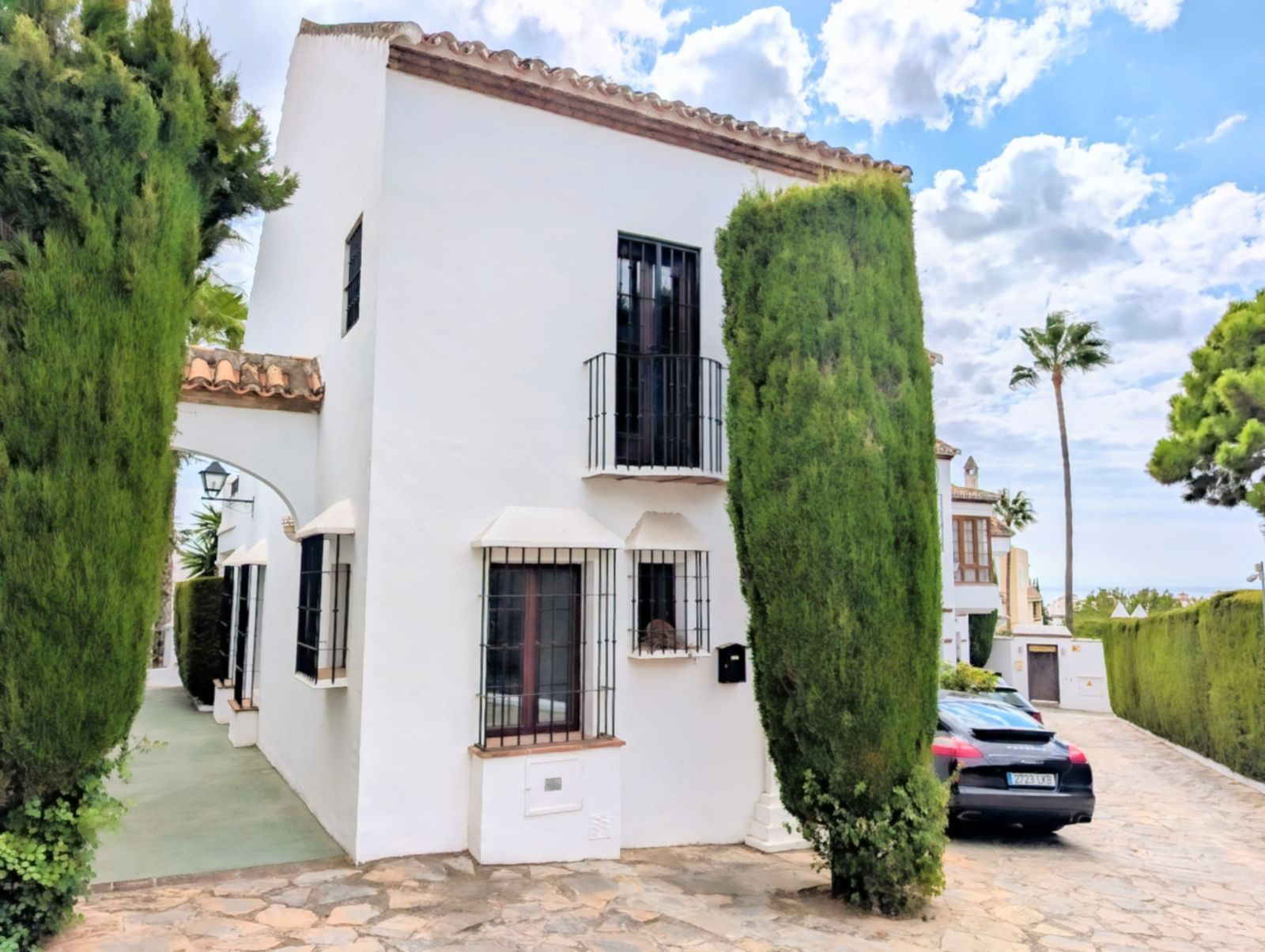 Vista exterior de Casa adosada en venda en Marbella amb Aire condicionat i Piscina comunitària