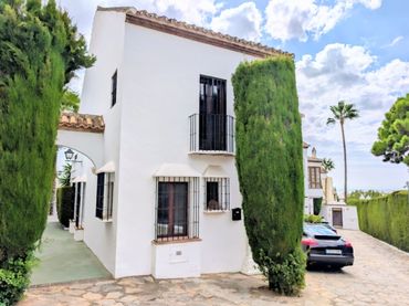 Casa bifamiliare con piscina in vendita a Puente Romano 101