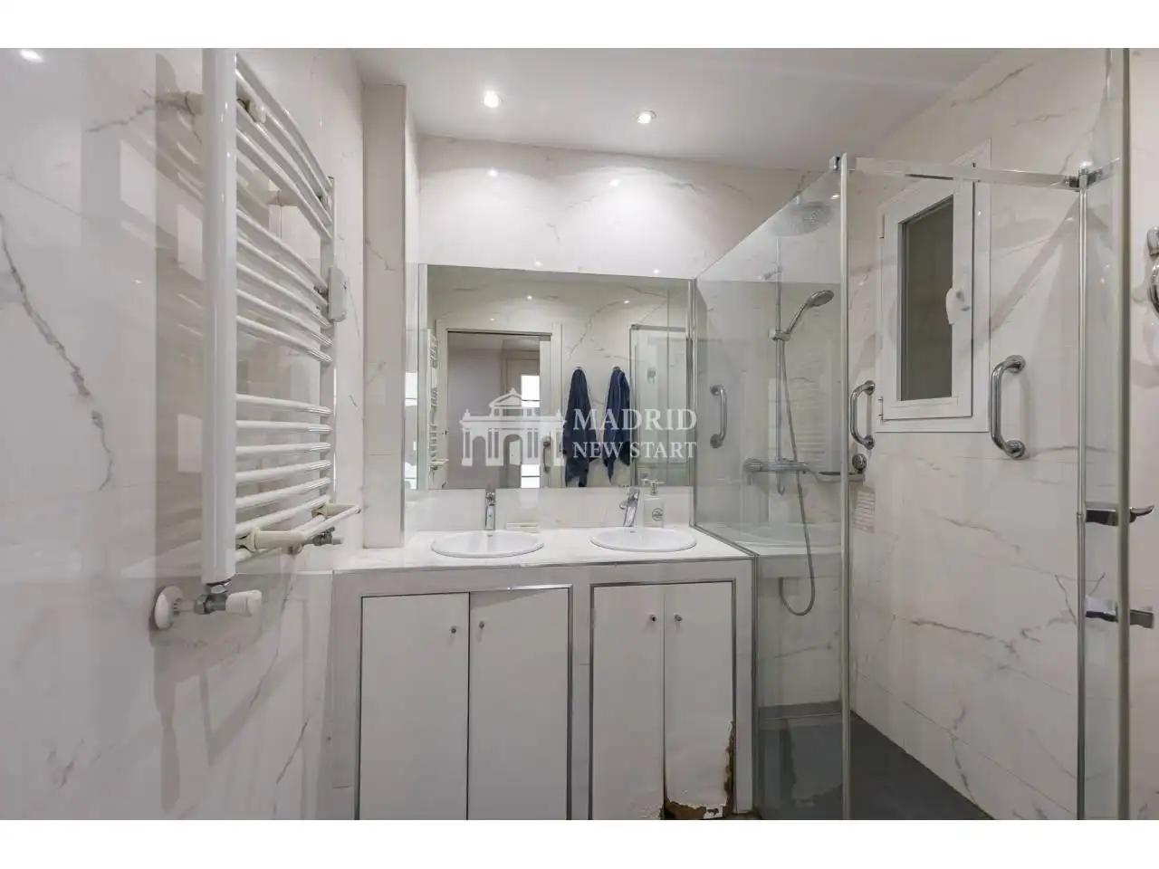 Badezimmer von Wohnung zum Verkauf in Madrid mit Klimaanlage und Heizung