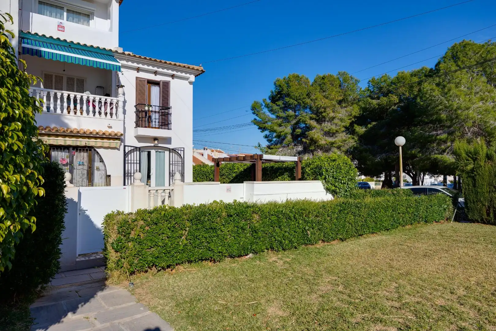Vista exterior de Casa o xalet en venda en Torrevieja amb Aire condicionat, Jardí privat i Moblat