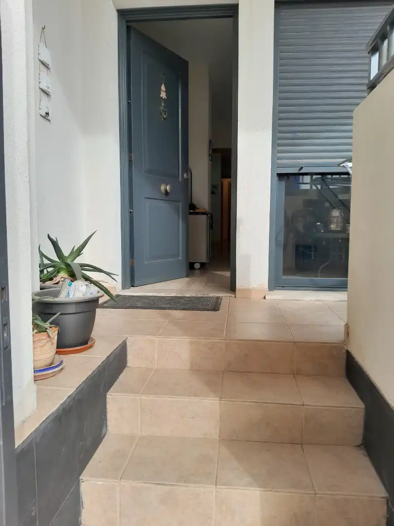 Flat with lift to rent in Llandels