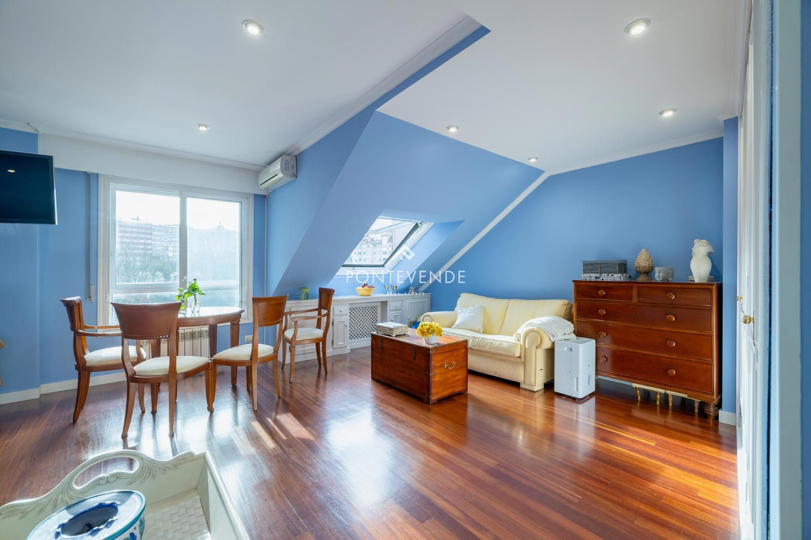 Sala d'estar de Àtic en venda en Pontevedra Capital  amb Aire condicionat, Calefacció i Parquet