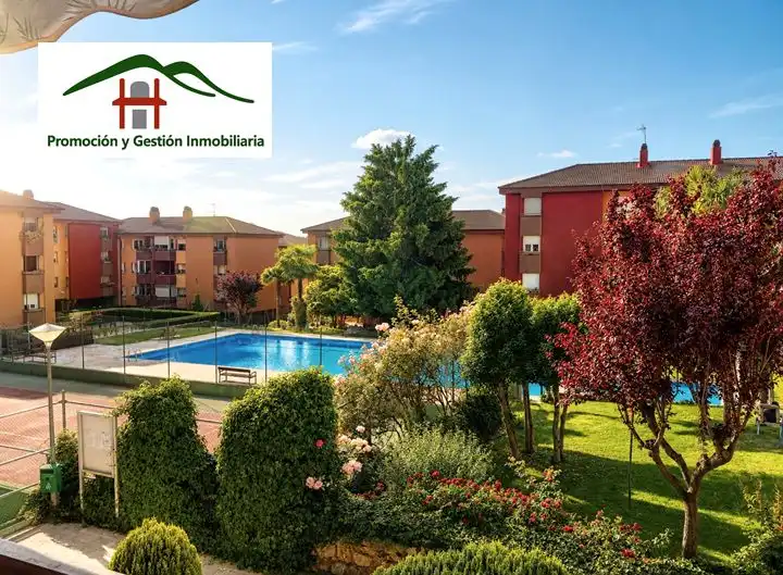 Außenansicht von Einfamilien-Reihenhaus zur Miete in Hoyo de Manzanares mit Privatgarten und Gemeinschaftspool